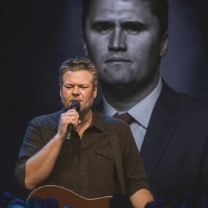 No one saw it coming. In the middle of a concert Thursday night in Detroit, Blake Shelton’s tearful rendition of “In Memory” silenced the 80,000-person crowd — along with millions more watching live across America.